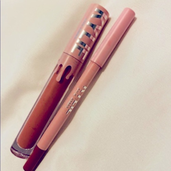 2 sets of Kylie Lip Kits 2 different colors